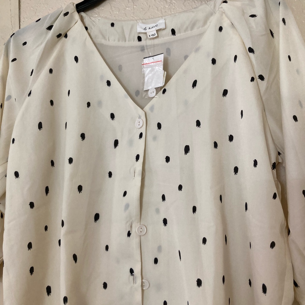 Le Cate Crop Top Cream W/Black Dots Button Down